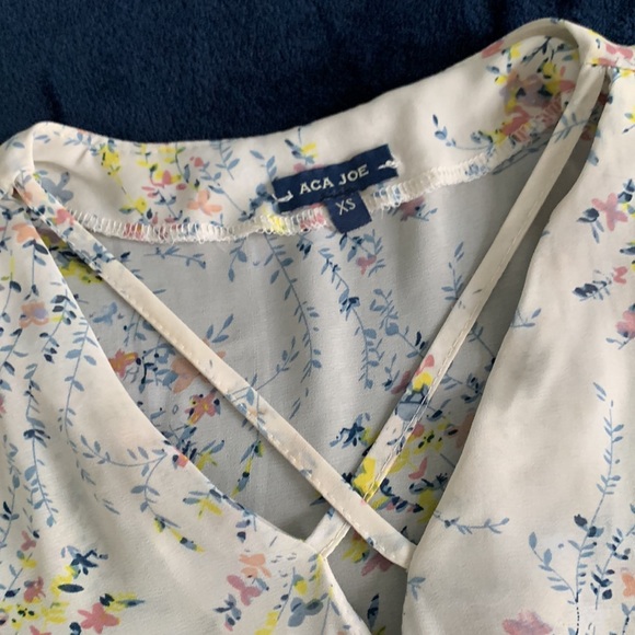 Flower blouse cream light colors size Xs - Picture 2 of 6